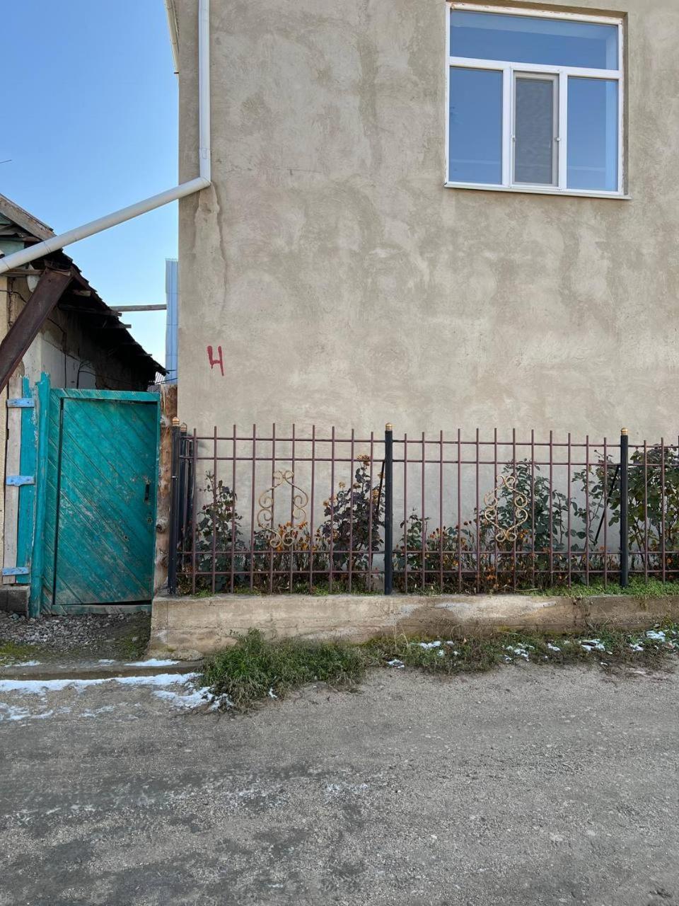 Emir Guest House In Karakol Esterno foto