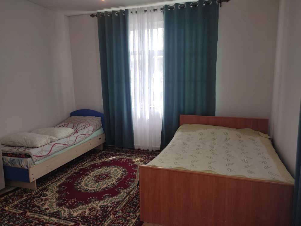 Emir Guest House In Karakol Esterno foto