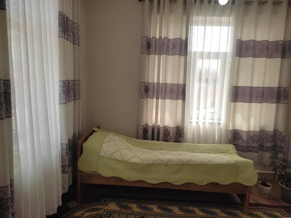 Emir Guest House In Karakol Esterno foto