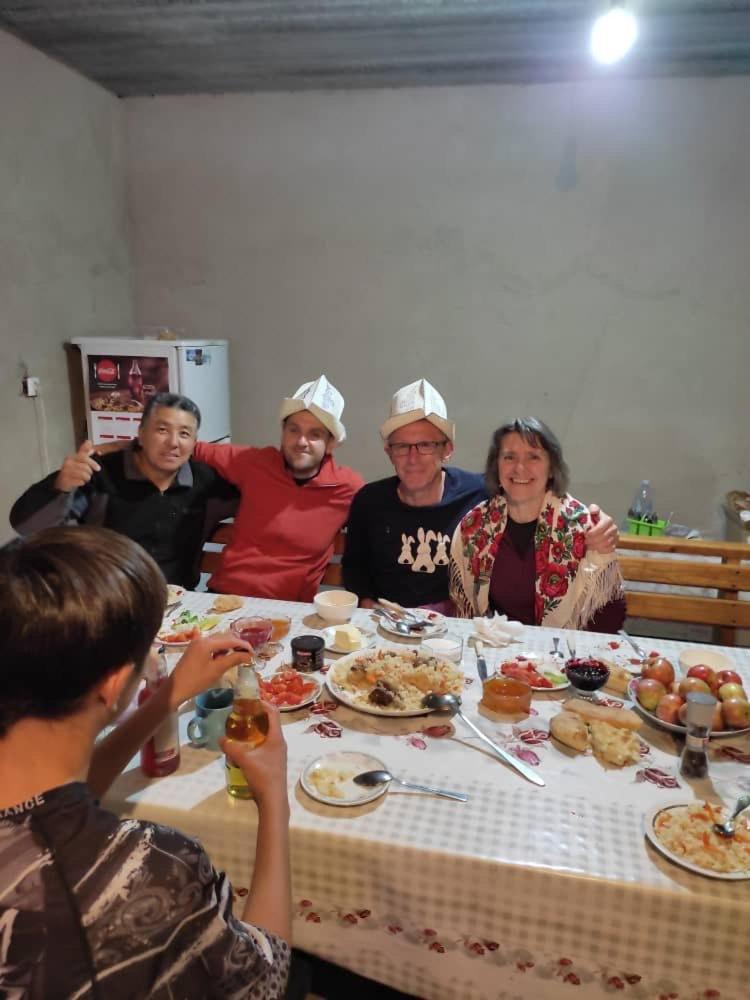 Emir Guest House In Karakol Esterno foto