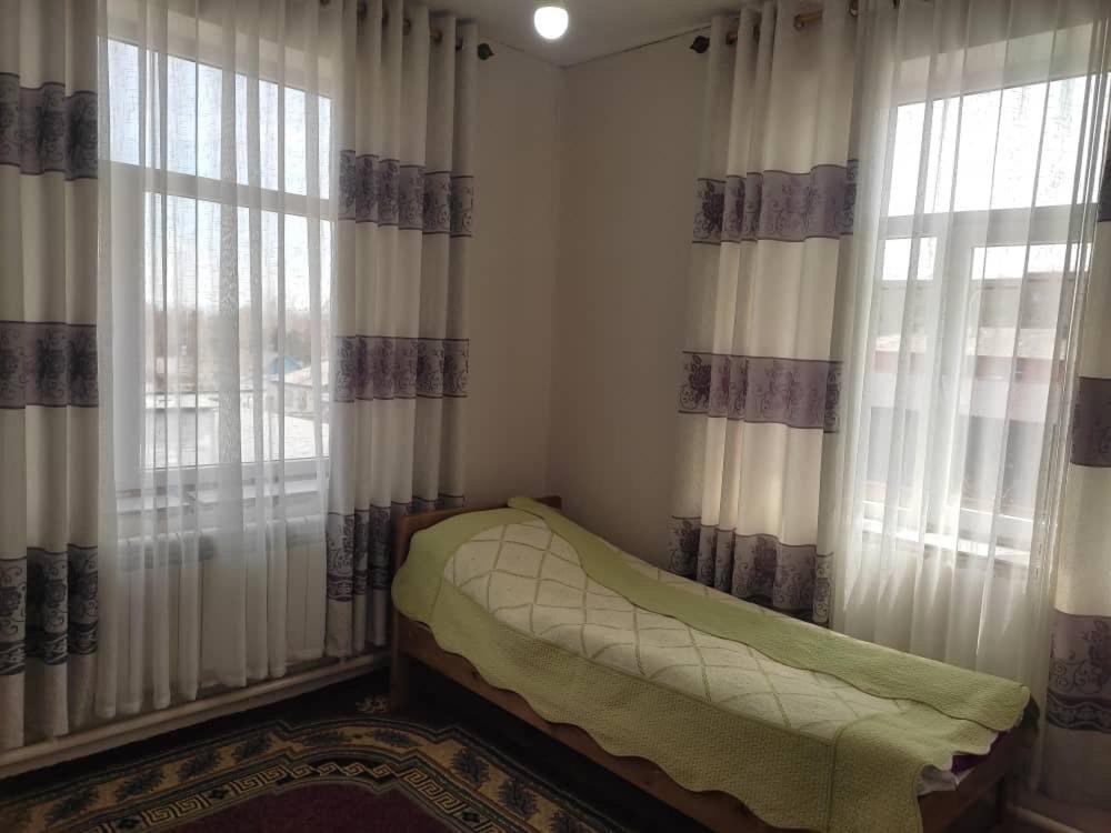 Emir Guest House In Karakol Esterno foto