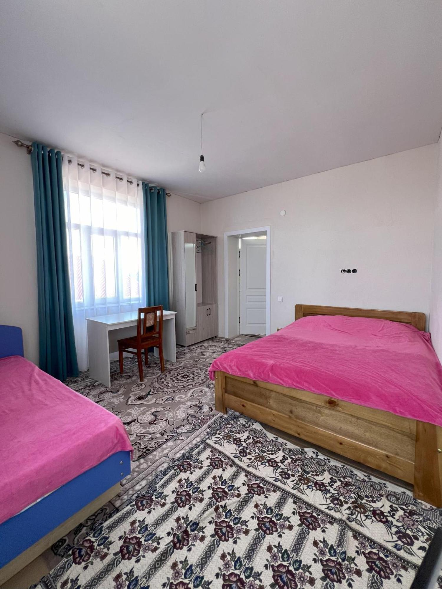 Emir Guest House In Karakol Esterno foto