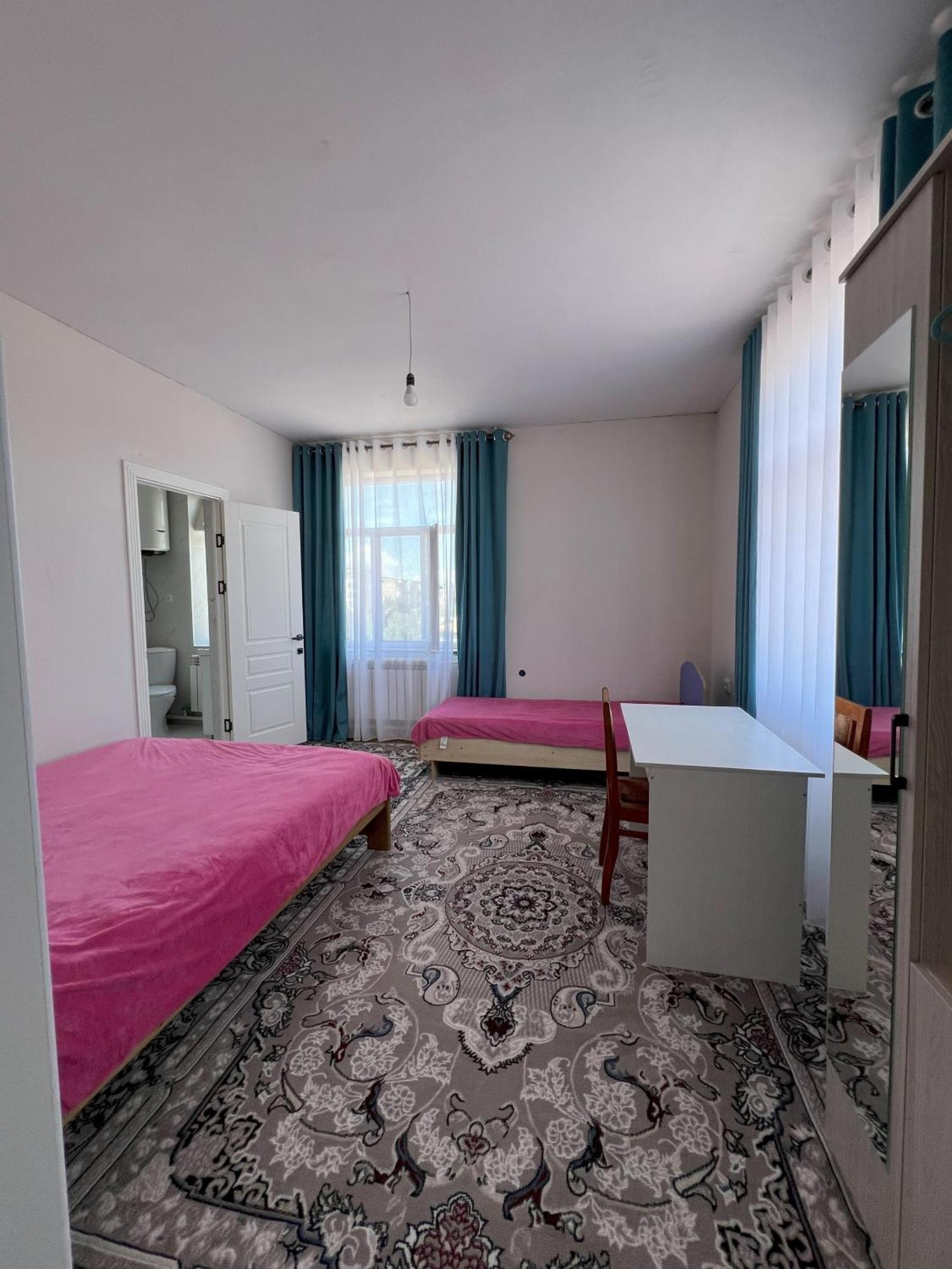 Emir Guest House In Karakol Esterno foto