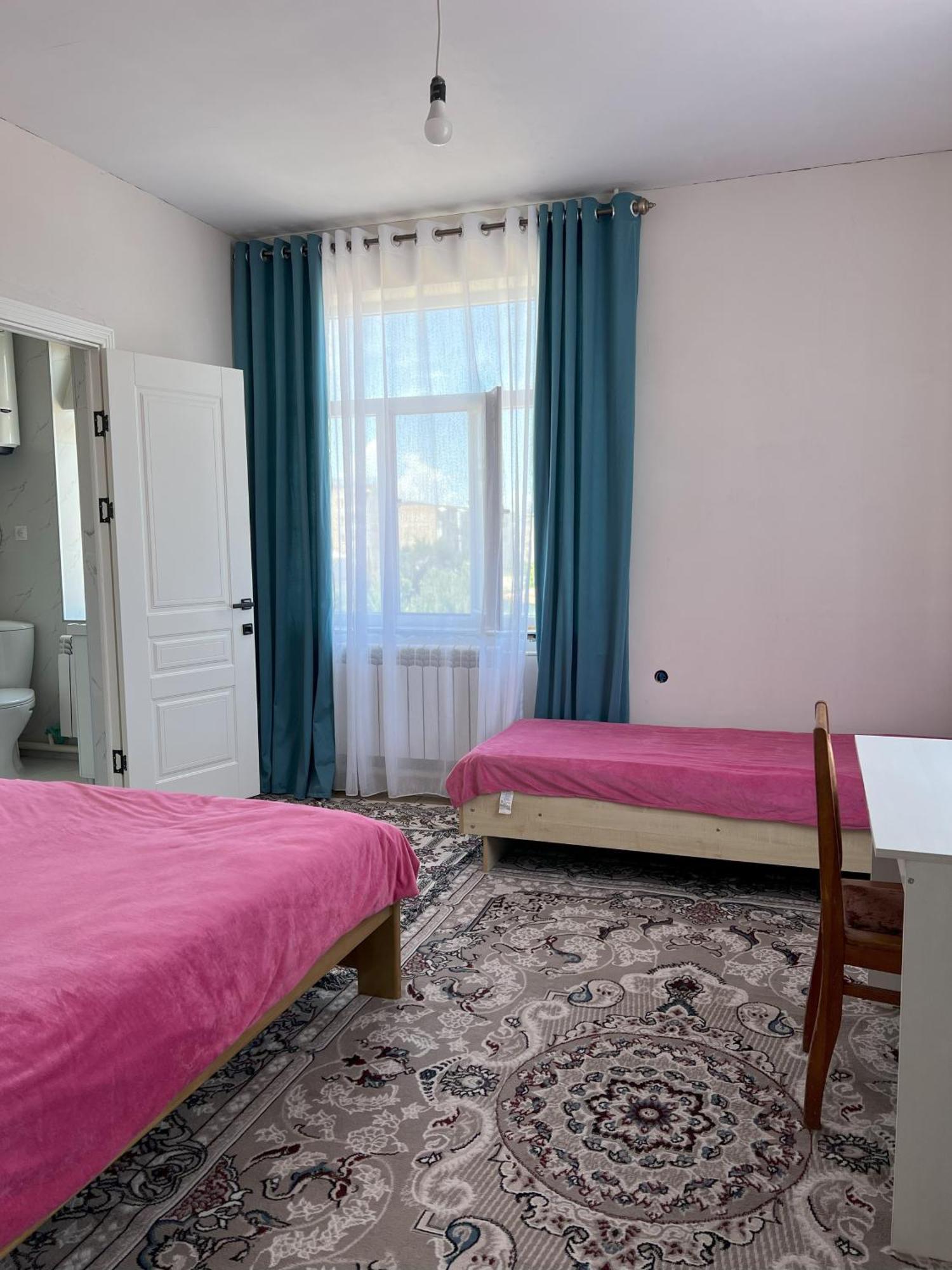 Emir Guest House In Karakol Esterno foto
